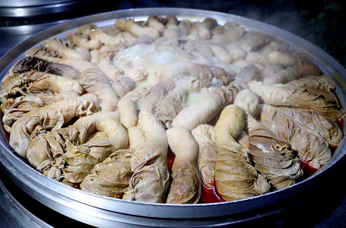 Her koyundan bir tane çıkan ve çiğ olarak tanesi 8-10 lira arasında satılan şırdan, pişmiş olarak ise 15-20 lira arasında satılıyor.