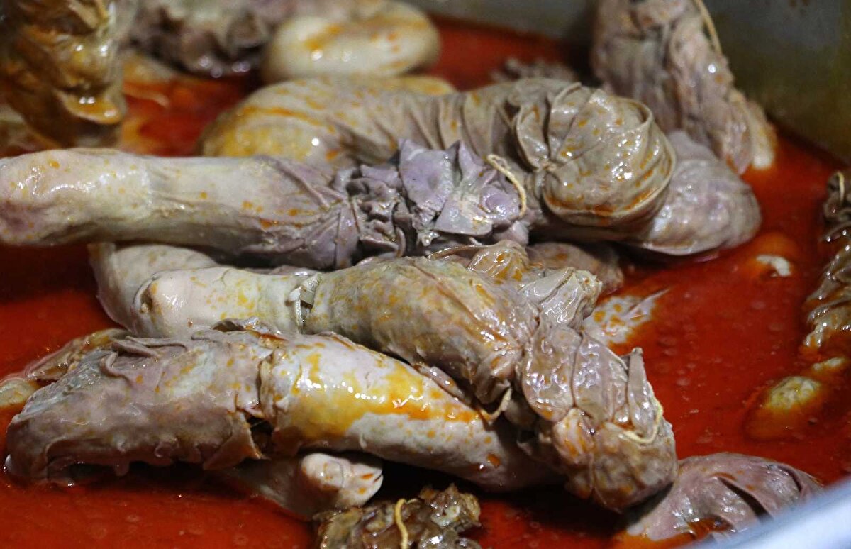 Konuyla ilgili İHA muhabirine açıklamalarda bulunan Adana Kasaplar Odası Başkanı Murat Yağmur, şırdanın artık Adana ile özleşen bir yemek olduğunu söyleyerek, “Talep çok. Şırdanı esnaflarımız diğer illerden getiriyor. Toplama halinde satılıyor. Türkiye'deki bütün şırdanlar Adana'da toplanıyor ve daha sonra gerekli dezenfekte işlemleri yapılıyor. Bunun ardından da pişirilmiş halde Adana'dan diğer illere gönderiliyor diye konuştu.