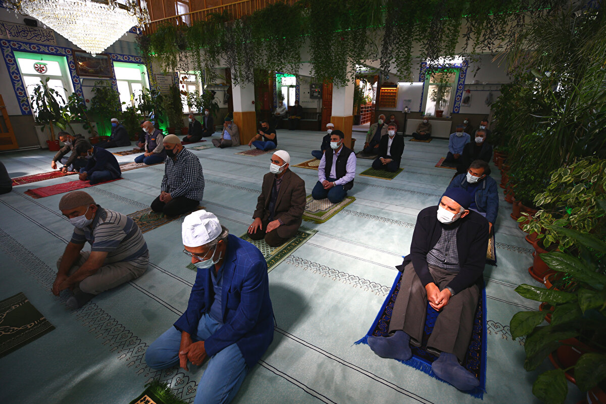 Bu çalışmasından dolayı geçen yıl Türkiye Diyanet Vakfı tarafından verilen "Uluslararası İyilik Ödülü"nü kazandığını anlatan Aydemir, şöyle konuştu:<br><br>"Çiçeği seven çocuğun asla çevresine zararı olmaz, biz de böyle bir neslin yetişmesine vesile oluyoruz. Cenabı Allah'ın yeryüzündeki evleri olan camilerin her şeyin en güzeline layık olduğuna inanıyorum. Botanik bahçesi gibi olan bu camide çiçekler arasında ibadet yapmanın zevki ayrı oluyor."