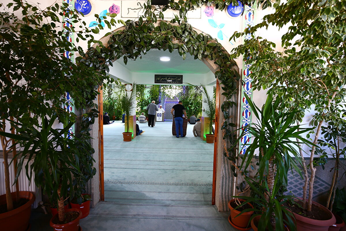 Taşlıbel Camisi'nde 1992 yılında göreve başlayan Aydemir, 1995 yılından itibaren camiye evinde hobi amaçlı yetiştirdiği çiçeklerden getirmeye başladı.<br>