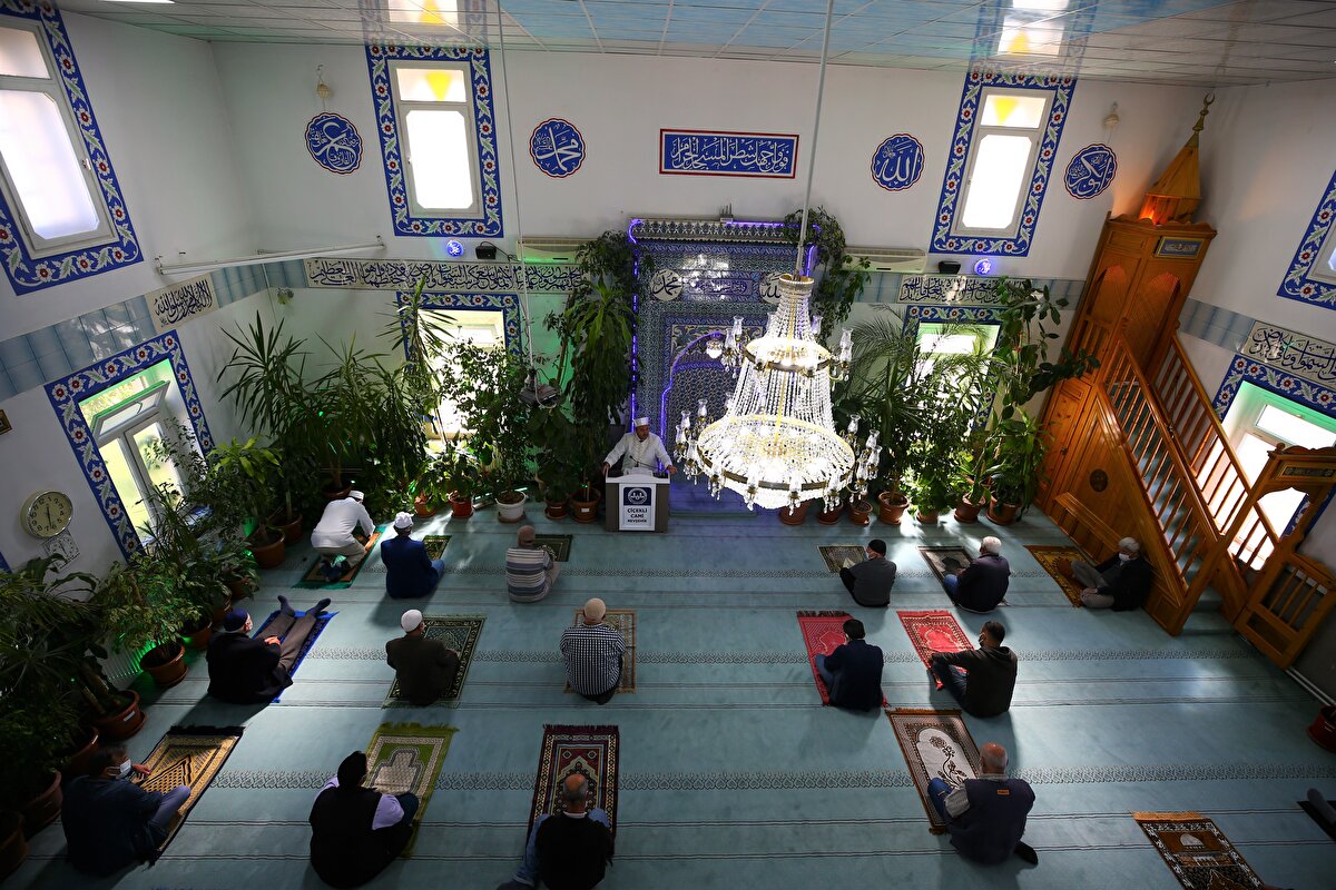 Mahalle sakinlerinden İsmail Erdoğmuş da camiye gelenlerin girişten itibaren çiçeklerle karşılandığını, görüntünün kendilerini etkilediğini anlattı. Erdoğmuş, "Yeşil bir alanda görevi yerine getiriyoruz, çok memnunuz" dedi.<br><br>