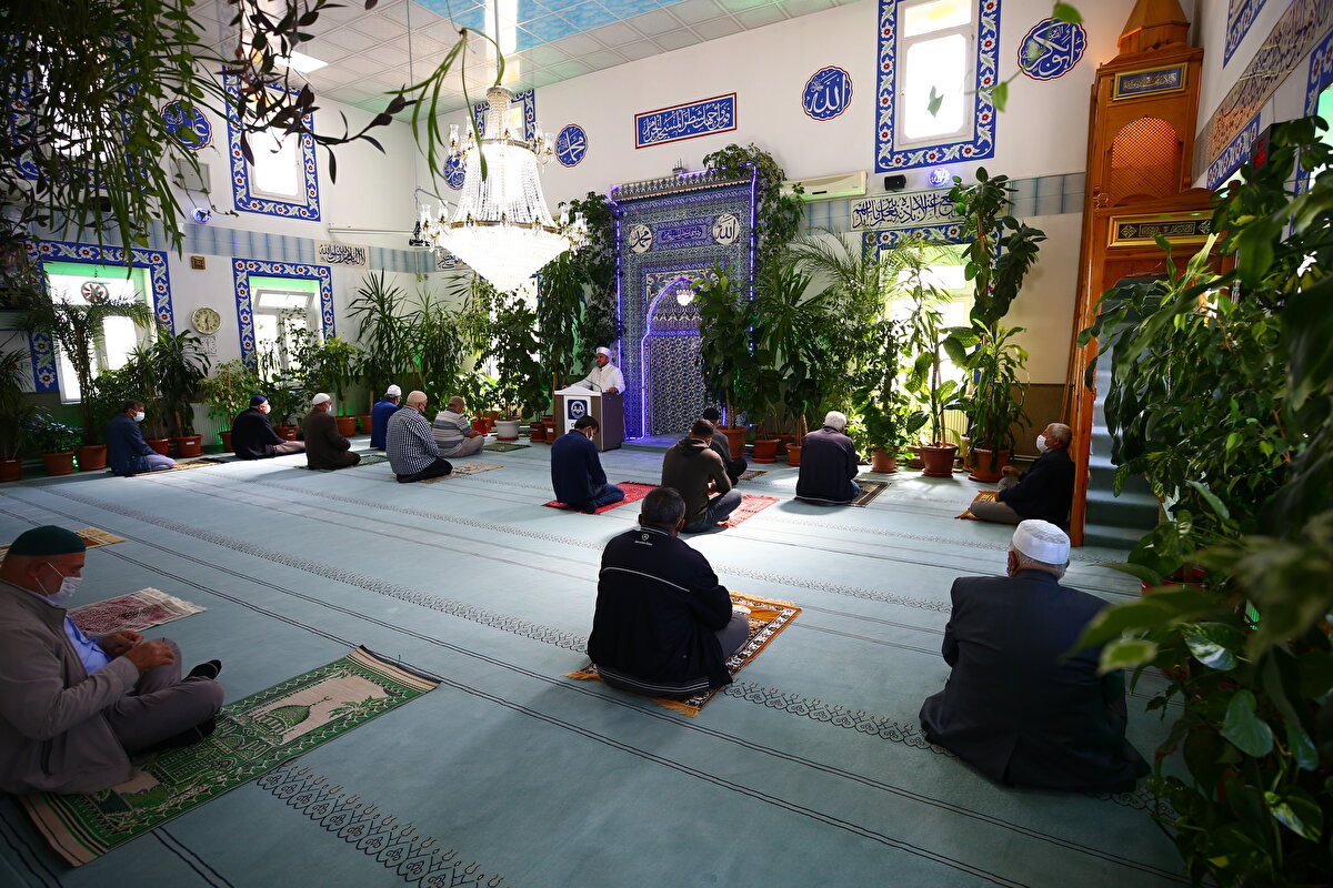 Mahalle sakinlerinin desteği sonrasında camideki bitki sayısı gittikçe arttı. Yeni görüntü sonrasında caminin ismi iki yıl önce Çiçekli Cami olarak değiştirildi. Camide, 300'den fazla saksı çiçeği bulunuyor.<br><br>