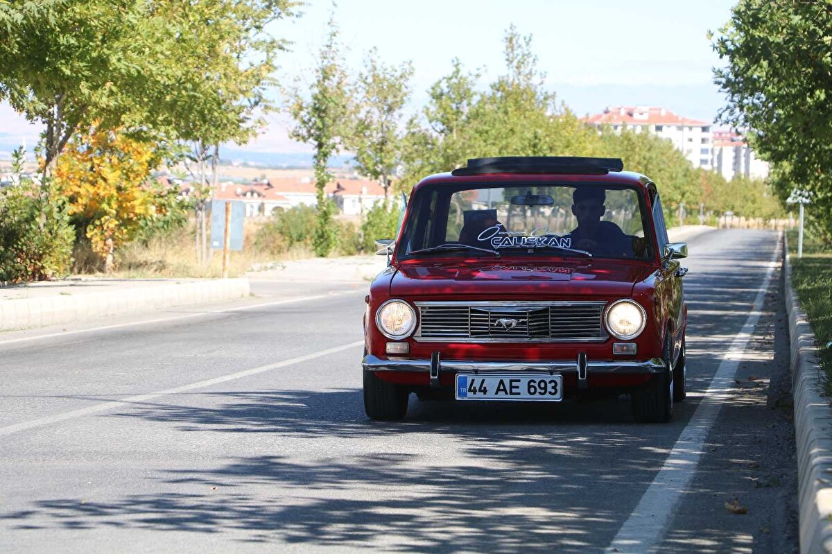 Çocukluk hayalini gerçekleştirmek için babasına ait 1974 model Murat'ı yenilediğini dile getiren Çalışkan, "Aracım Murat 124, 1974 model. Bu araca karşı olan tutku bana babamdan miras kaldı. Babamda bu araca çok tutkuluydu. Babam 1998 yılında aracı satın almış, 2000 yılında aracı tadilata sokuyor. İş yoğunluğundan dolayı arabayı kullanmıyor. Yaklaşık 19 yıl kadar araç garajda yattı. Benim de çocukluk hayalimdi, yaptım. Yaklaşık 60 bin TL param gitti. Hiçbir şeyini eski takmadım. Motoruna kadar her şeyini sıfır taktım. Döşemeleri olsun, koltukları olsun her şeyini sıfır taktım. Aracı sürekli 4 mevsim kullanmıyorum, araç kapalı garajda. Yaz aylarında güzel günlerde kullanıyorum. Kışın garajdan hiç çıkarmıyorum. Yağmurda, karda kesinlikle trafiğe çıkmıyor araç" dedi.<br><br>
