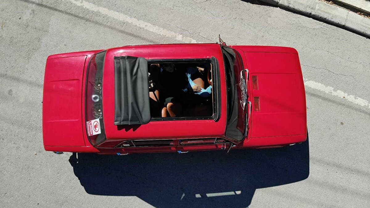 Kırmızı rengiyle dikkatleri üzerine çeken aracı yağışlı havalarda bile kullanmayan Çalışkan, bir çok kişiden ise aracı satması için teklif aldı. Bu güne kadar gelen ve 90 bin TL'ye kadar ulaşan teklifleri reddeden Hacı Murat tutkunu oto tamircisi, aracı satmayı düşünmediğini ve çocuklarına miras bırakmayı düşündüğünü söyledi.