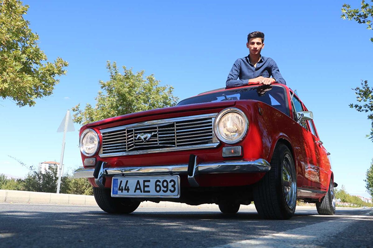 Malatya'da babasına ait iş yerinde oto tamirciliği yapan 19 yaşındaki Ömer Okan Çalışkan, babasına ait olan 1974 model Murat 124'ü 19 yıl sonra garajdan çıkararak yeniledi.