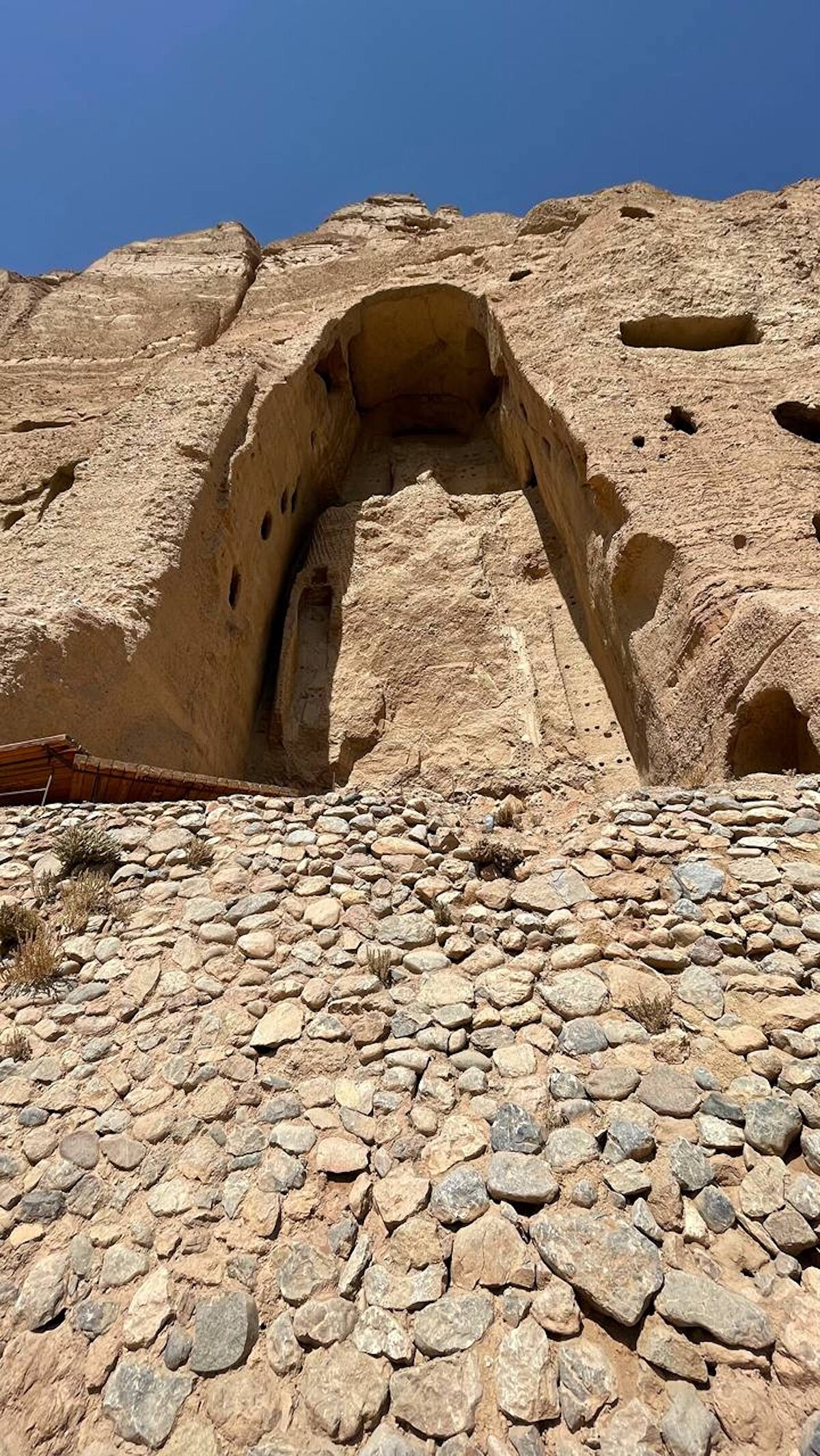 Afganistan'da Bamyan bölgesinin çok önemli olduğunu dile getiren Mahmudzai, devletin bu bölgeye önem verip restore etmesi, çevre düzenlemesi yapması ve otel ve restoranların olması halinde hem devlet hem de milletin kazanacağını vurguladı.<br><br>
