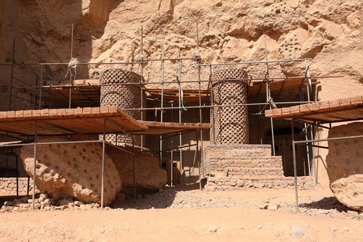 <br>Küçük heykel Şehmame'nin bulunduğu yerin iki tarafında heykelin üstündeki tavana çıkan iki kapı bulunuyor. 120 basamakla çıkılan tavan kısmı merdivenlerinin yer aldığı bölümde, üç katta dairesel odalar bulunuyor. Odaların balkonlarından Bamyan manzarası seyrediliyor.