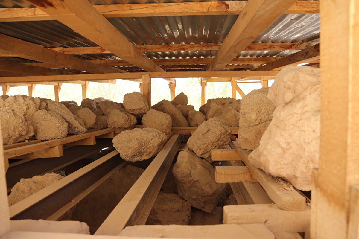 Heykellerden kalan bazı parçalar barakalarda muhafaza ediliyor. 