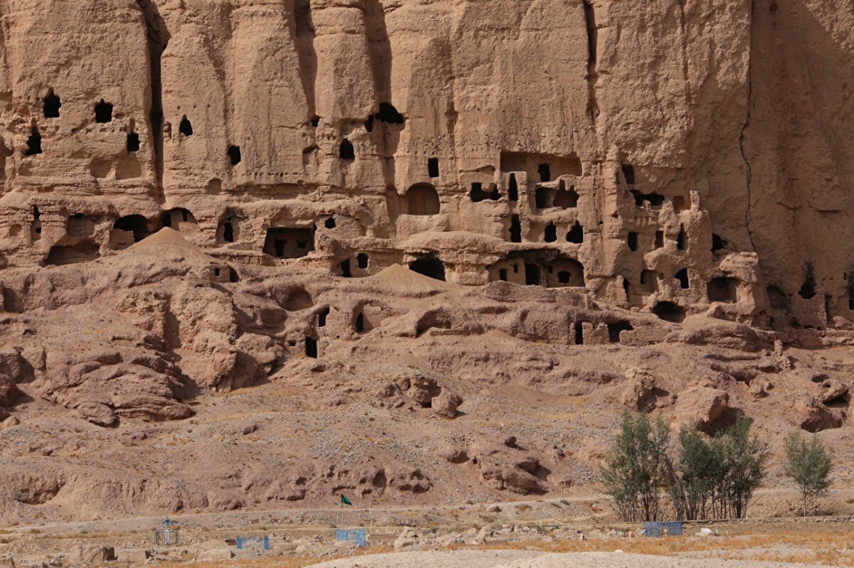 Kitabede, 2001 yılında Taliban tarafından tahrip edildiği ifade edilen tarihi heykellerin önceki silüetlerine de yer veriliyor. Söz konusu kültürel alan 2003 yılında UNESCO Dünya Kültür Mirası Kalıcı Listesi'yle eş zamanlı olarak Tehlike Altındaki Dünya Miras Listesi'ne girdi.