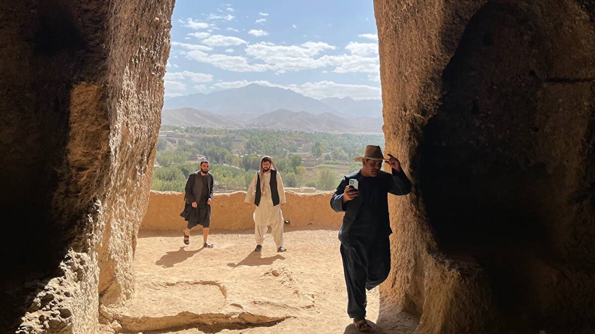 Emanullah Mahmudzai ise Taliban’ın yönetime gelmesinden sonra ülkede güvenliğin sağlandığını ve halkın turistik bölgeleri daha rahat gezdiğini anlattı. Mahmudzai, "Bamyan heykellerinin bulunduğu bölge, tarihi bir yer olduğu için burayı görmeye geldik. Taliban’ın yönetime gelmesinden sonra ülkede güvenlik arttı. İnsanlar rahatlıkla bir yerden başka bir yere gezmeye gidebiliyor. Önceden böyle değildi." diye konuştu.<br><br>