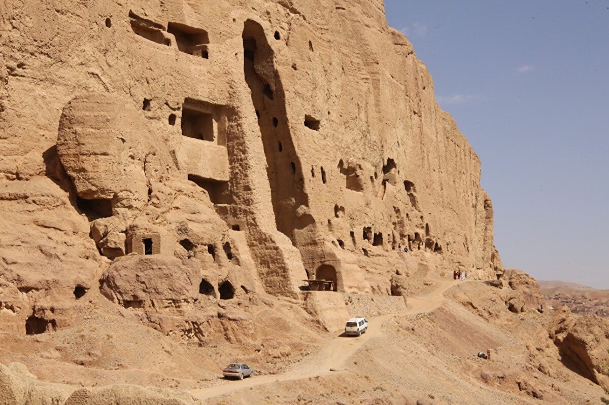 Dünyadaki en büyük tarihi heykeller arasında yer alan eserlerin tahrip edilmesi, uluslararası camiada tepkilere yol açmıştı.