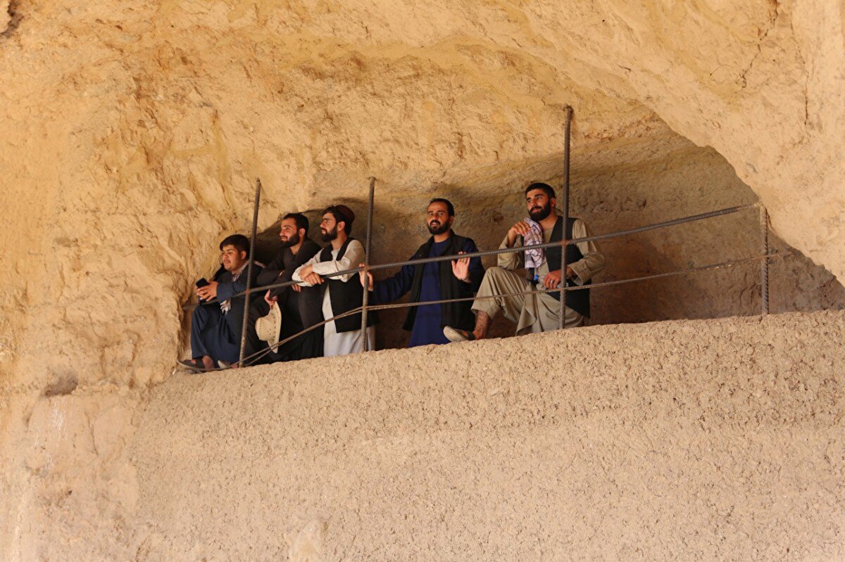 <br>Logar vilayetinden genç arkadaş grubuyla Bamyan'daki tarihi mekanı görmeye gelen Hasibullah Sıraç da "Burası görülmeye değer, tarihi bir yer. Restore edilirse daha fazla turist gelecek, bölge halkına katkı sağlayacaktır." dedi.<br><br>