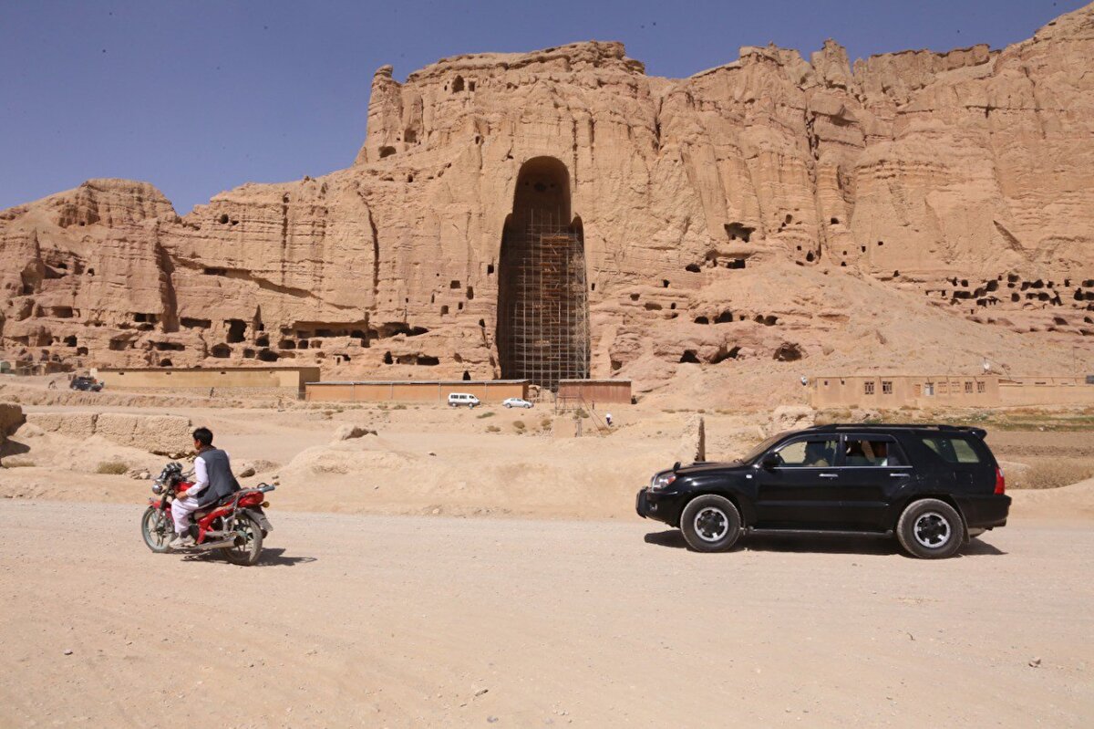 Hakimi, ülkesinde ekonomik yönden kalkınma sağlayacak faktörlerin değerlendirilmesi gerektiğini belirterek "Ekonomik kalkınmayı dikkate alacak olursak bu gibi tarihi ve turistik yerleri geliştirmemiz gerekir. Turist geldiği yere para bırakır, bölgenin ekonomisine katkı sağlar. Bu heykeller restore edilirse dünyanın dört bir yanından turist gelecektir." değerlendirmesinde bulundu.<br><br>