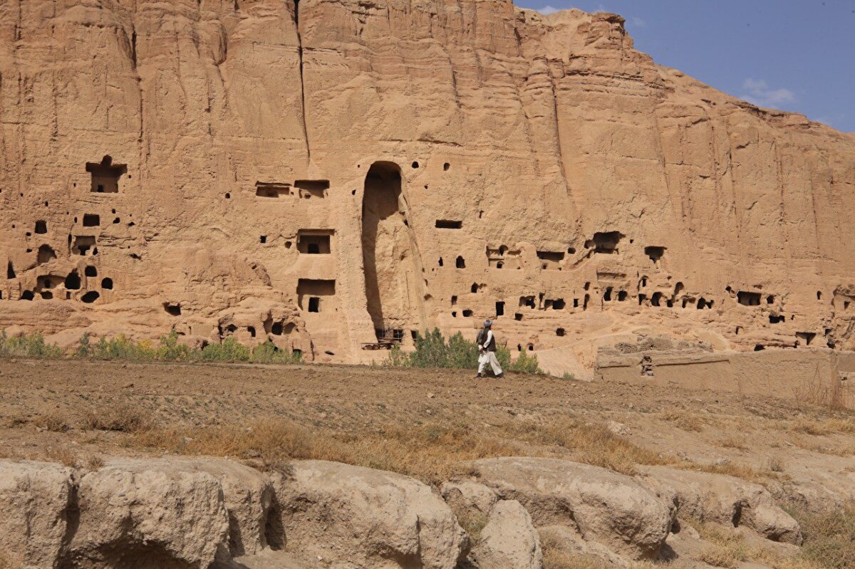 "Bamyan Vadisi Kültürel Peyzajı ve Arkeolojik Kalıntıları"nın giriş kapısındaki kitabede, 38 metre uzunluğundaki "Şehmame" adlı heykelin milattan sonra 3-4'üncü yüzyıllarda, 55 metre boyundaki "Salsal" adlı heykelin ise milattan sonra 4-5'inci yüzyıllarda yapıldığı bilgisi yer alıyor.