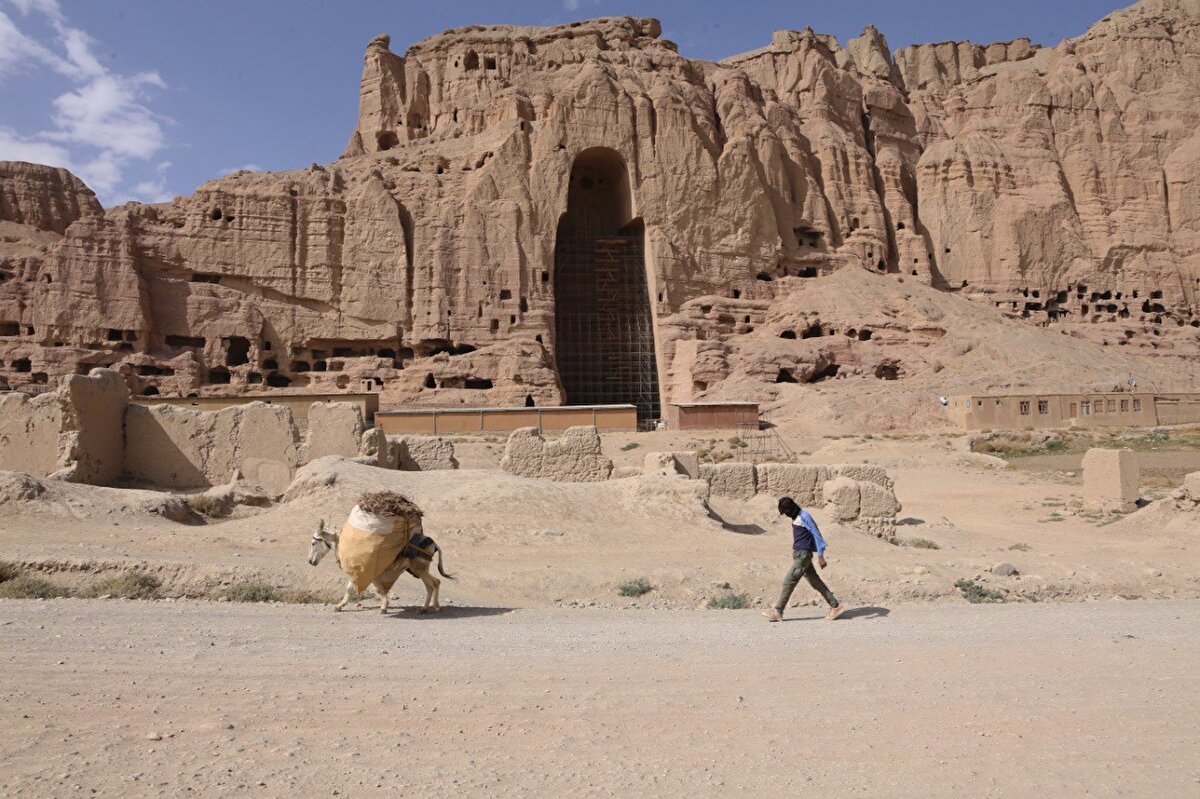 Taliban 1996 yılında Afganistan'daki yönetimi ele geçirmiş, 1500 yıllık tarihi eserler dinamitler yerleştirilerek patlatılmıştı. 