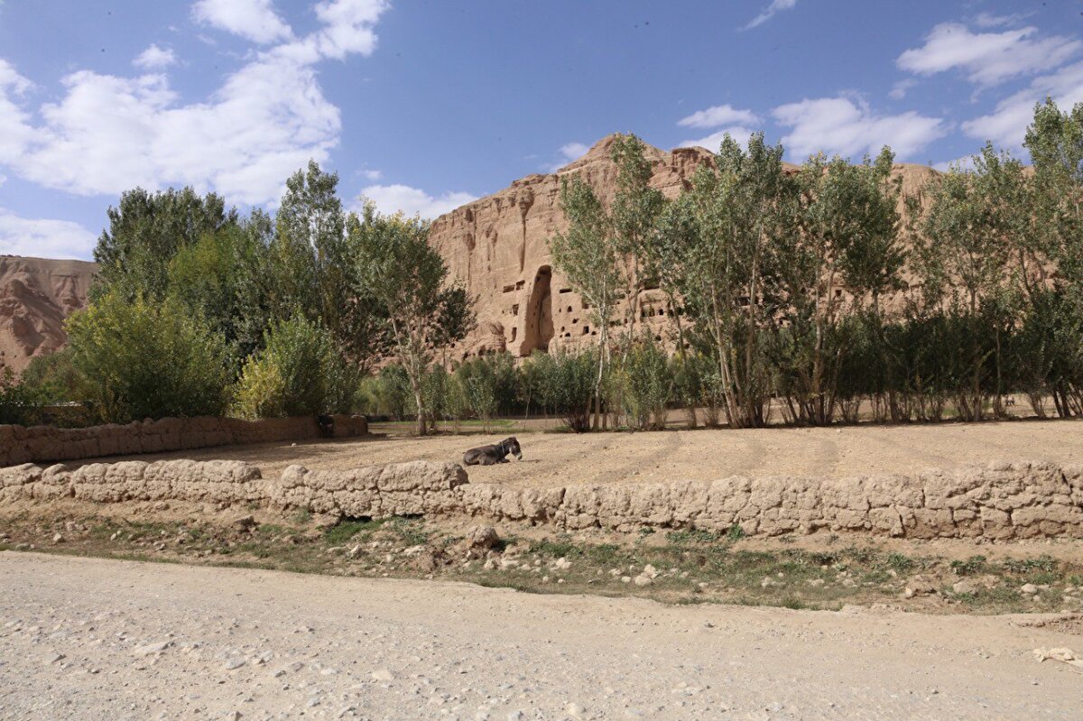 Kabil'den ailesiyle tarihi mekanı gezmeye gelen yerli turistlerden Abdulkadir Hakimi, bölgenin önemini anlattı.<br><br>Afganistan’ın görülmeye değer tarihi ve turistik birçok yeri olduğuna işaret eden Hakimi, "Burada 2 heykel vardı, tahrip edildi. Daha sonra tekrar restorasyon çalışmaları için karar alınmıştı. Bazı adımlar atılsa da ilerleme kaydedilmedi." dedi.