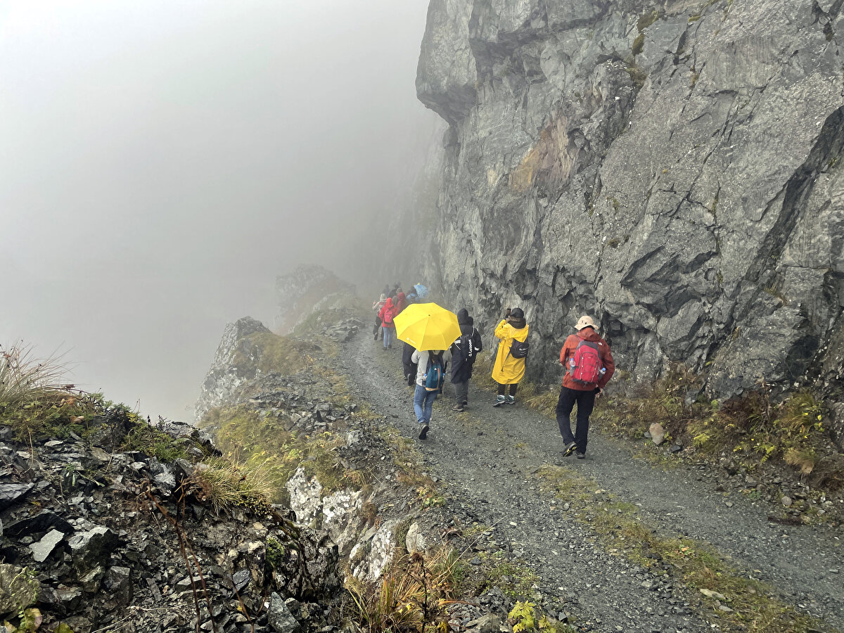 1914 yılındaki Rus işgali sırasında yöre halkının çalıştırılmasıyla inşa edildiği bilinen yolda, özellikle kış aylarında çığ ve heyelan gibi doğa olayları sıkça yaşanırken, bölgenin karakteristik özelliği olan sis, Soğanlı Dağları zirvesindeki vadi boyunca etkisini sürdürüyor. Yolda yer alan virajlarda, araçla tek seferde dönülemiyor.