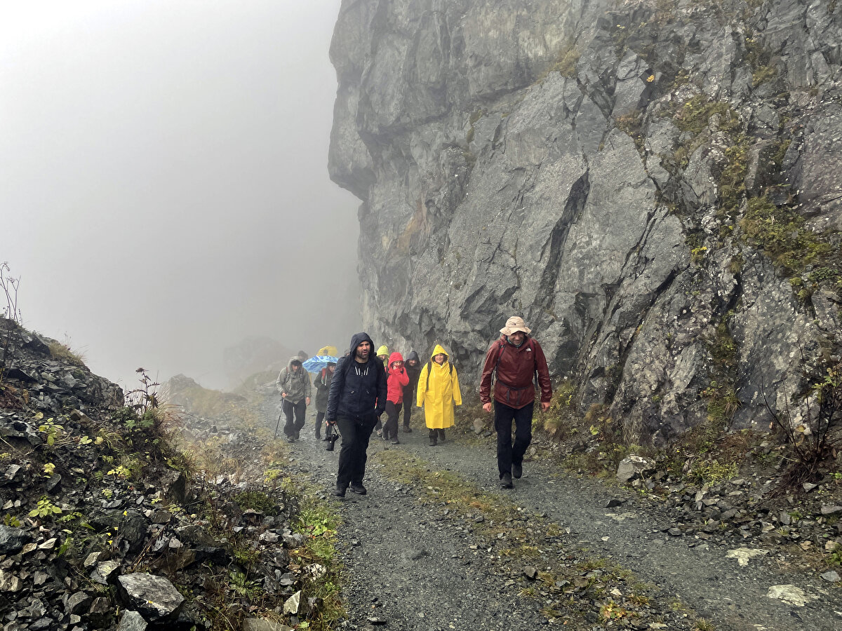 Yürüyüşlerine buradan başlayan ekip, Bayburt ile Trabzon arasında "dünyanın en tehlikeli yolu" olarak bilinen Derebaşı Virajları'na ulaştı.