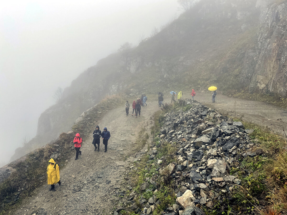 Bayburt ve Gümüşhane'den yola çıkan doğa tutkunu 21 kişi araçla Bayburt'un Aydıntepe ilçesine bağlı Dumlu köyüne geldi.