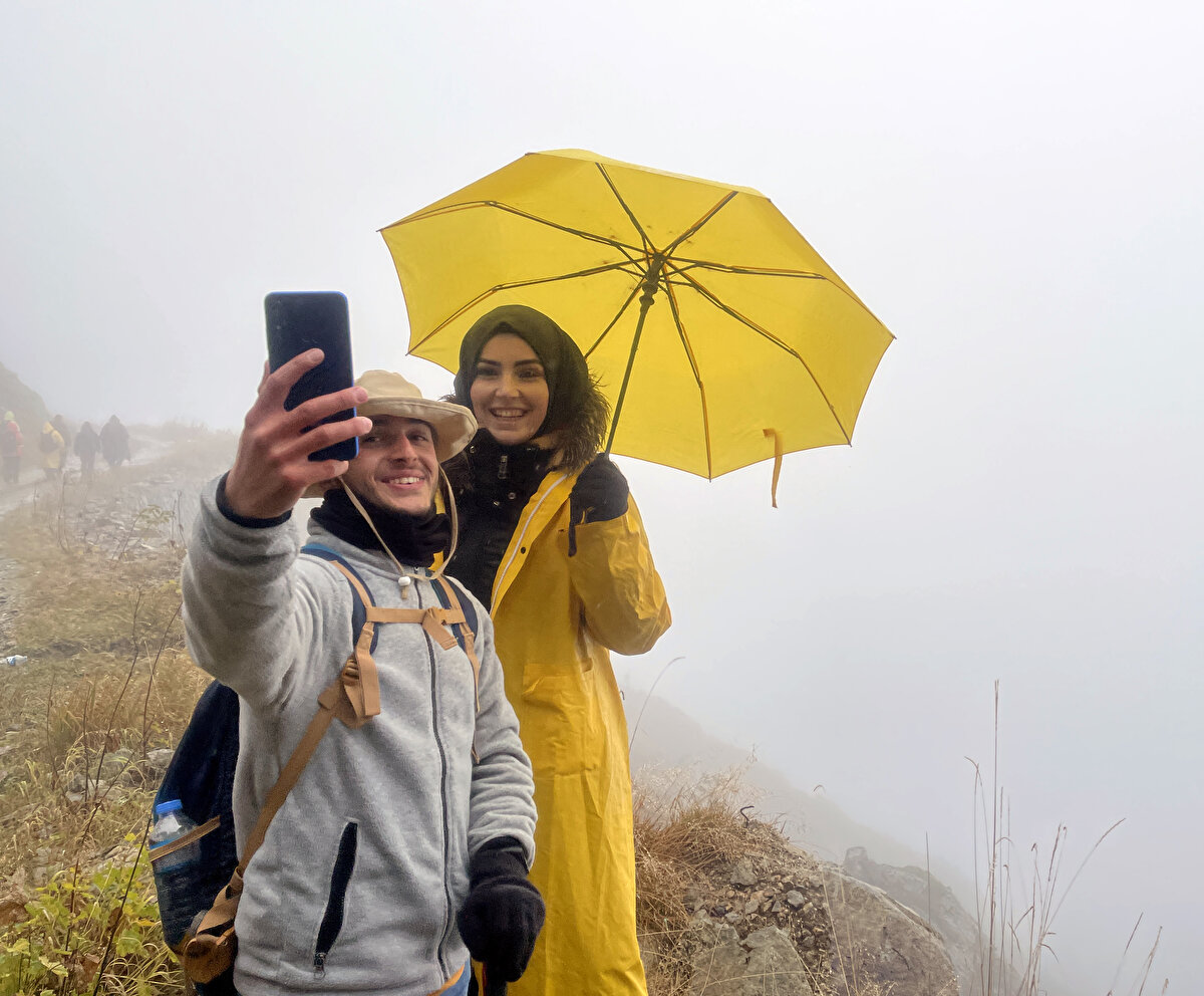 Kullanıcılarına dünya genelindeki tehlikeli ve zorlu yolların tanıtımını yapan www.dangerousroads.org adlı site tarafından 6 yıl önce "dünyanın en tehlikeli yolu" seçilen Derebaşı Virajları, sarp kayalıklar üzerinde ve araçla tek seferde dönülmesi mümkün olmayan 13 keskin virajla sürücülere zor anlar yaşatıyor.