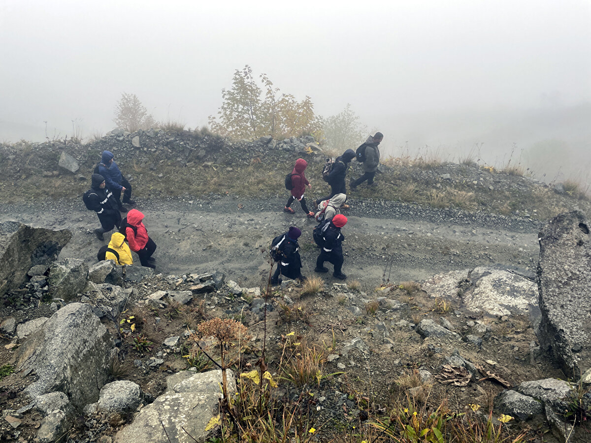 Gümüşhane Dağcılık ve Doğa Sporları Kulübü üyeleri, sürücülere zor anlar yaşatan ancak doğal güzellikleriyle de son yıllarda doğa ve fotoğraf tutkunları için yeni bir rota haline gelen Derebaşı Virajları'nda yürüyüş gerçekleştirdi.
