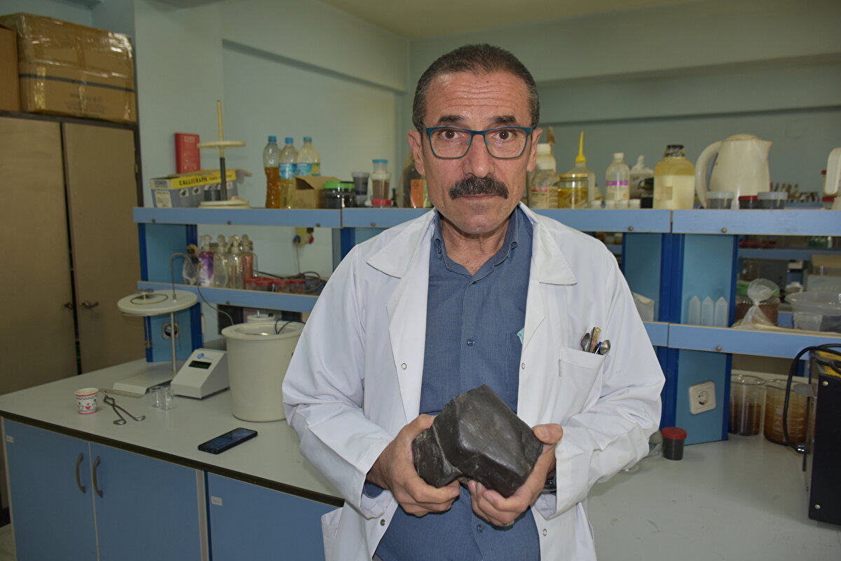 İnönü Üniversitesi Mühendislik Fakültesi Kimya Mühendisliği Bölümünden Doç. Dr. Yunus Önal ise bölgede bulunan taşların analizlerinin yapılması için kendilerine zaman zaman başvuruda bulunulduğunu söyledi. Son olarak Mustafa Bulut'un da kendilerine bir numune getirdiğini, yaptıkları analizlerde taşın göktaşı olduğunu saptadıklarını ifade eden Önal, şöyle devam etti:<br><br>