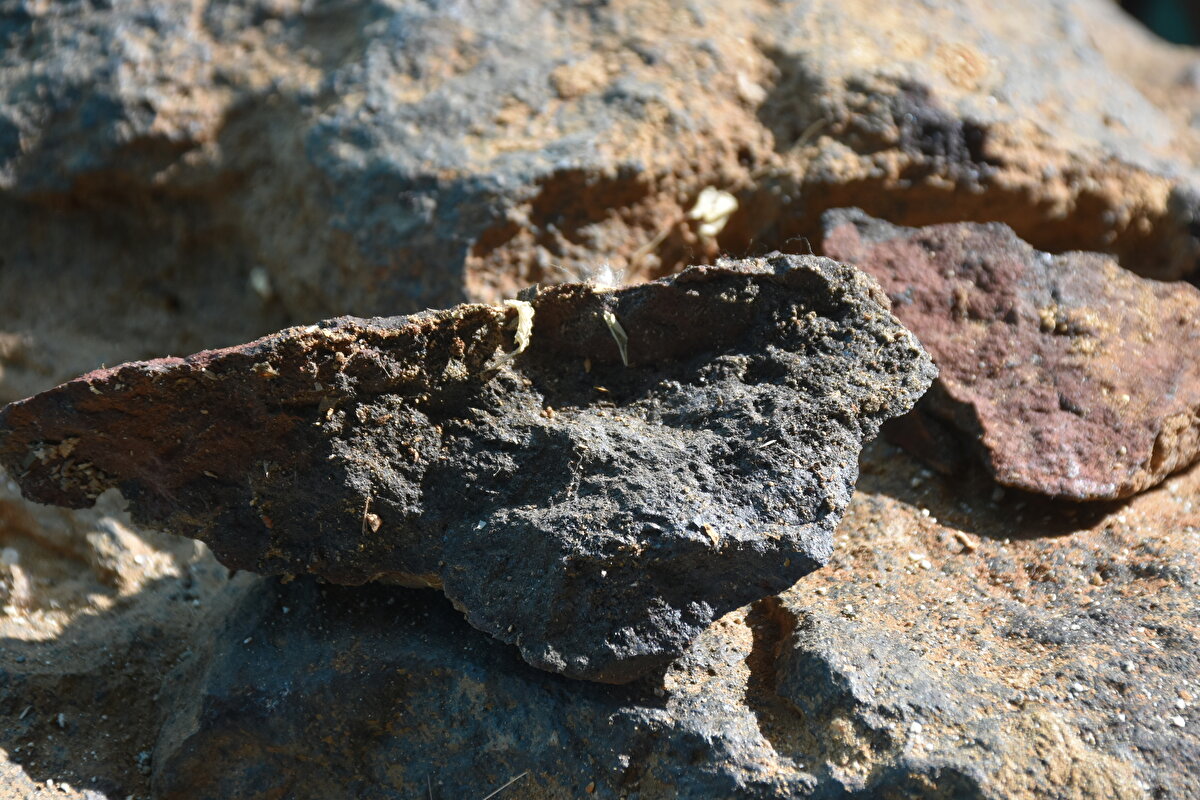 Kendisine getirilen numunenin analizini yaptığına değinen Önal, "Demir, silisyum, nikel çıktı, bir miktar volfram var. Çok daha detaylı analizlerde içeriği ortaya çıkar." diye konuştu.<br><br><br>