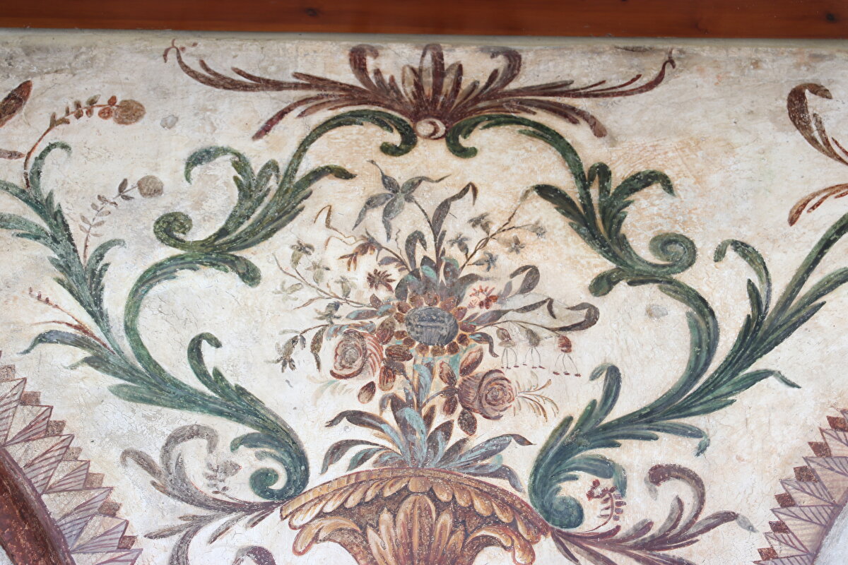 Camide bulunan kalem işi duvar motiflerinden bir detay...<br><br>Kaynak: TDV İslam Ansiklopedisi<br>