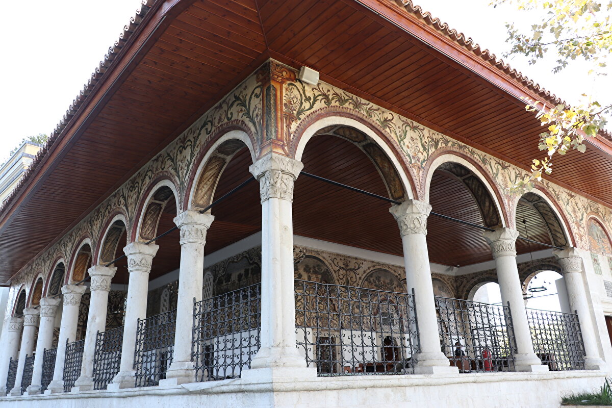 Edhem Bey Camii, mimarisi bakımından Osmanlı dönemi Türk yapı sanatı usullerine uygun olmakla beraber içi ve hatta dışındaki aşırı kalem işi renkli bezemelerle Balkanlar’da çok yaygın olan bir sanat anlayışı ve zevkine işaret eden bir yapıdır.