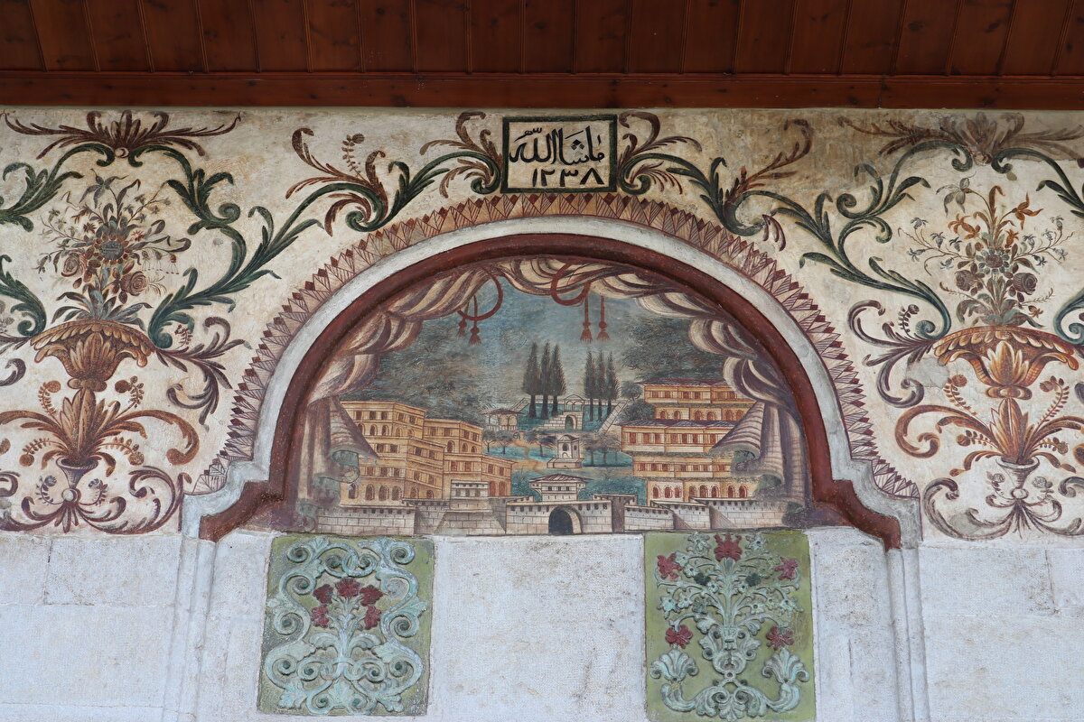 Edhem Bey Camii’nin en ilgi çekici tarafı, gerek esas namaz mekânını gerekse dışarıdaki galerilerin iç yüzeylerini hemen hemen hiç boş yer bırakmayacak şekilde kaplayan kalem işi nakışlardır.