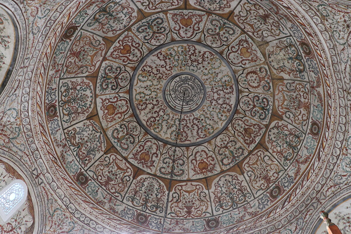 Ancak Makedonya ve Bulgaristan’da olduğu gibi Rumeli’nin pek çok yerinde camilerin içlerinin, hatta dış yüzeylerinin çeşitli nakışlar ve resimlerle süslendiği görülmektedir. Kubbe göbeğindeki yazı, salyangoz kabuğu şeklinde basit spiral bir çerçeve içine yazılmış, etrafı barok üslûpta motiflerle süslenmiştir.