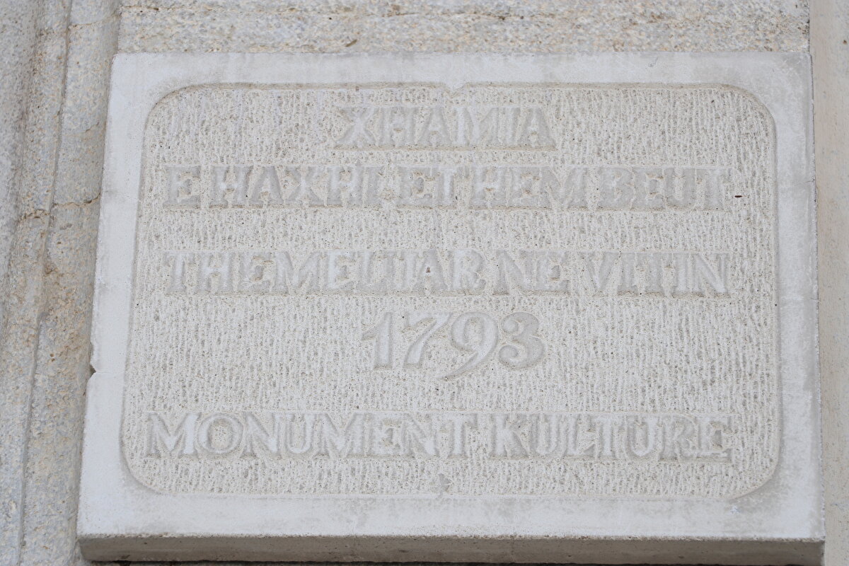 Kitâbesine göre 1208’de (1793-94) tek kubbenin örttüğü kare bir mekândan ibaret olarak inşa edilen caminin revakları ise 1238’de (1822-23) caminin iki dış cephesine bitişik şekilde yapılmıştır. 