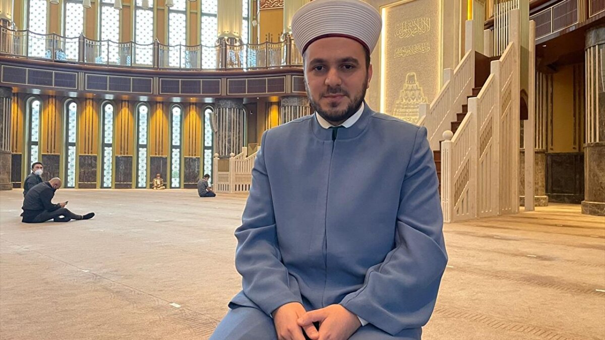 Kurra hafız olan genç imam Taksim Camii`ne bir ay önce imam olarak atandı. Daha önce görev yeri Bezm-i Alem Valide Sultan Camii`ydi. İmam Özkan Kasımpaşa`daki evinden yeni atandığı Taksim Camii`ne de motosikletiyle gidiyor.<br>
