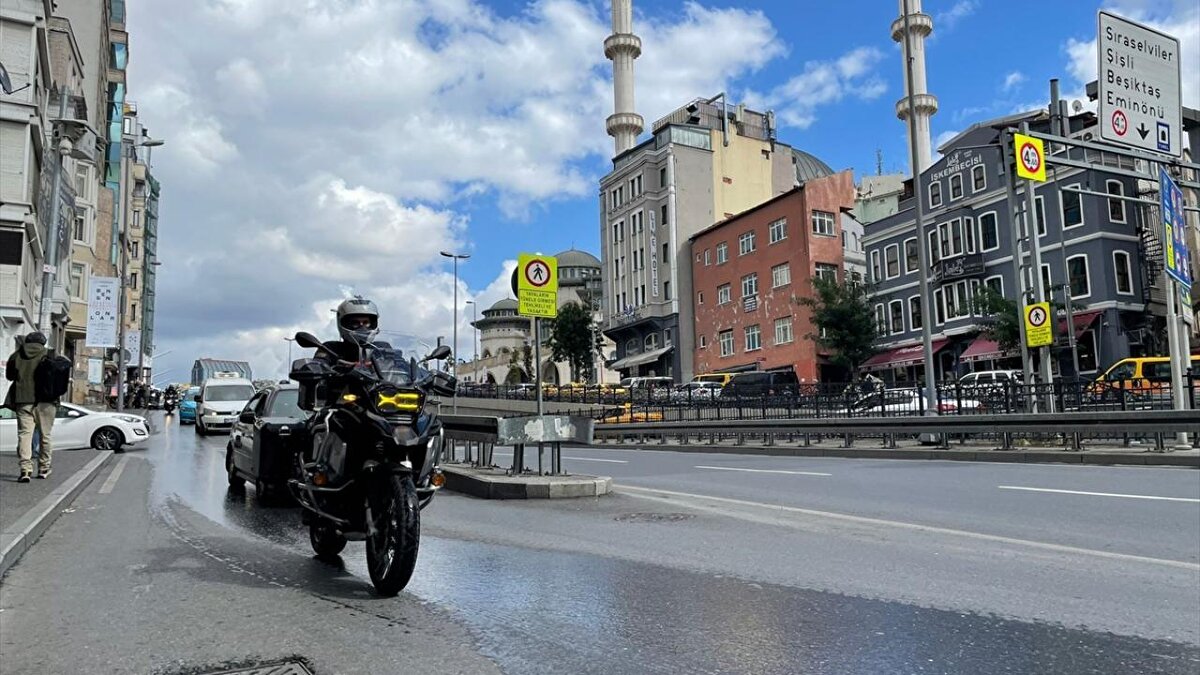 Özkan, ileri sürüş eğitimi de aldığını belirterek, "Görev aldığım camilere hep motosikletle gelip gittim. Taksim Camii`ne de motosikletle gidip gelmeye devam ediyorum. Camideki görevime motosikletle geldiğimde beni tanımıyorlar. Hatta kimse imam olduğuma inanmıyor. Kaskı çıkarınca `Caminin imamıymış, hocaymış` deyip çok şaşırıyorlar. Motosiklet kullanmam özellikle gençlerin ilgisini çekiyor. Motosiklet kullanıyor olmam gençleri camiye teşvik ediyor. Motosiklet vesilesiyle onlarla birçok etkinlikte bir araya geliyoruz." diye konuştu.<br>