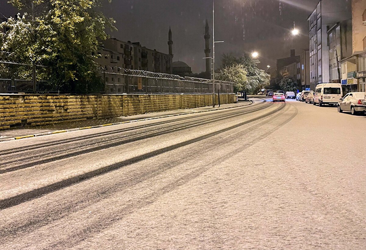 Müşteri ve görevliler hava sıcaklığının sıfıra kadar düştüğü dağda araçların üzerine 7 Ekim tarihini yazarak bugünü ölümsüzleştirdi. Palandöken Dağı'nda otlayan koyunlar kar yağışı nedeni ile çobanlar tarafından karın olmadığı aşağı bölgelere götürüldü.<br><br>