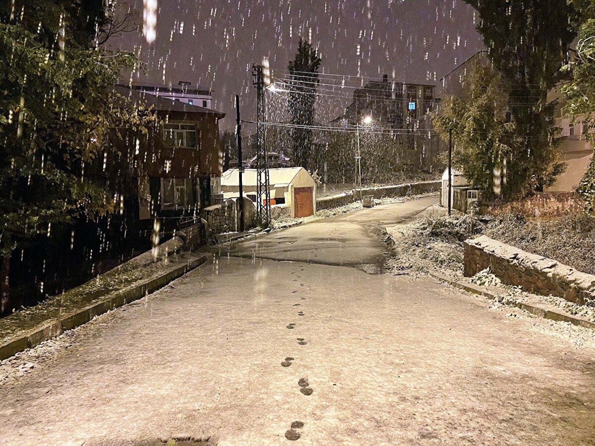 Bayburt Kop Dağ`ında yoğun kar yağışı etkili oldu. Karayolu ekipleri yolu açık tutmak için yoğun mesai harcadı.<br>
