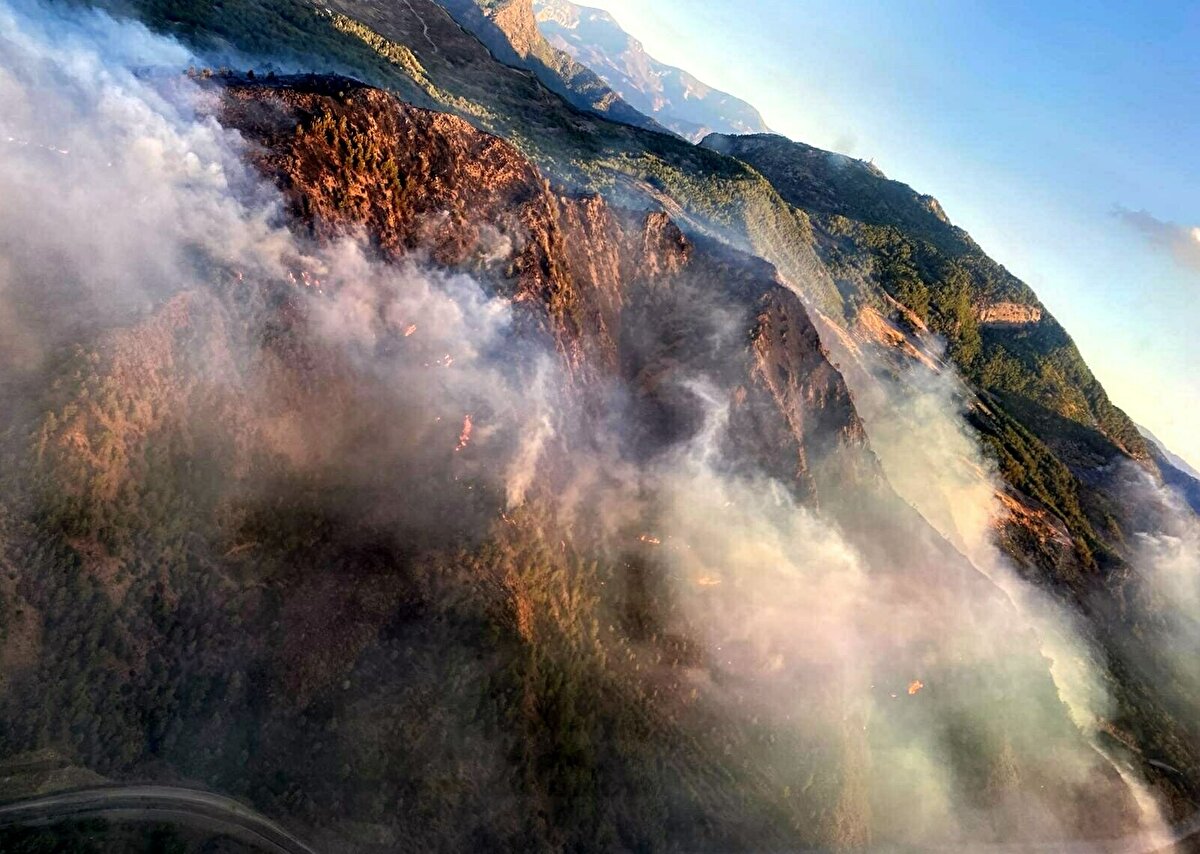 Havanın aydınlanmasıyla 3 uçak ile 16 helikopter de söndürme çalışmalarına katıldı.<br><br>