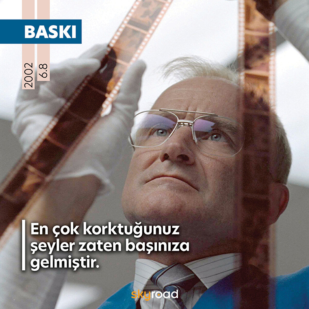 📌 Film, hayatın anlamının fotoğraf çekmekte yattığına inanan, bir alışveriş merkezinin fotoğrafçısında çalışan Seymour Parrish’in, Yorkin ailesine olan saplantısını konu alıyor. Yorkin ailesinin mutluluğuna ve varlığına özenen adamın zamanla onlar hakkındaki en küçük detayları bile öğrenerek günden güne kendini bir Yorkin olduğuna inandırması ile devam ediyor. Dram-Gerilim kategorisine giren filmin başrollerinde Robin Williams, Connie Nielsen, Michael Vartan yer alıyor.