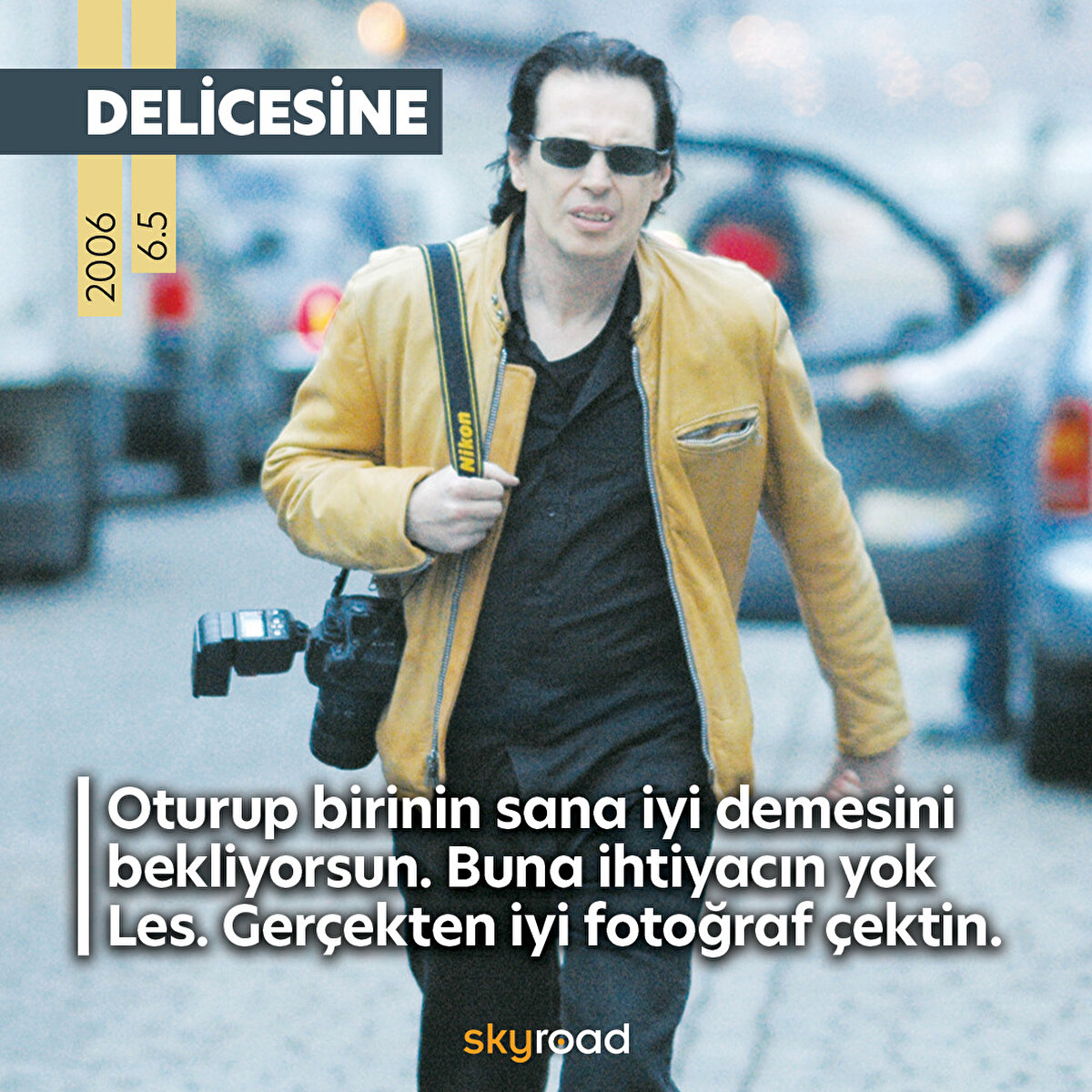 📌 Ünlülerin peşinde koşan sıradan bir fotoğrafçı olan Les’in en büyük arzusu büyük işler başarmaktır.  İşe başladığı ilk günden beri kimsenin şimdiye kadar çekmeyi başaramadığı o muhteşem fotoğrafı çekeceği günü bekliyordur. Bir gün oyuncu olmak isteyen evsiz genç Toby ile yolu kesişir ve Toby’yi asistanı olarak işe alır. Ancak sans eseri Toby’nin o zamanın en ünlü pop yıldızı K’Harma ile romantik bir ilişkiye başlamasıyla işler karışır. 