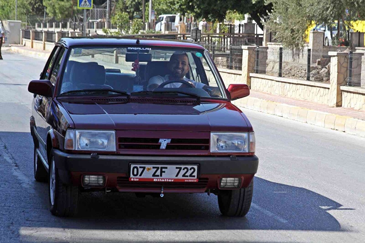 Satın aldığı otomobili satmayı düşünmediğini ifade eden Tokmak, “Ben de bunun değeri yok. Satmayı düşünmüyorum açıkçası. Bu arabayla ilgili çok güzel projelerim var. Hatasız, boyasız, dayıdan bize hatıra. Kırmadı bizi, çok teşekkür ediyorum. Turkuazı da almayı düşünüyorum” dedi.<br><br>