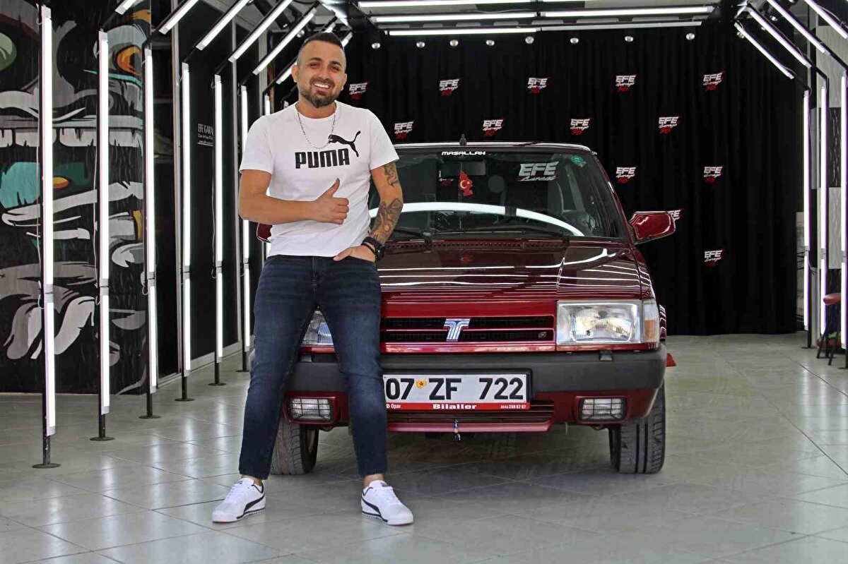 Biri yeşil, diğeri bordo renkte olan otomobillerini aldığı günden bu yana kullanmayan Şimşek, özel yaptırdığı garajında araçlarına gözü gibi bakmaya başladı. Ayakkabılarını çıkarmadan binmediği araçlarının tozunu alan Şimşek, aracını muayeneye de kaza veya çizik oluşur düşüncesiyle binmeden çekiciyle gönderiyor.<br><br>