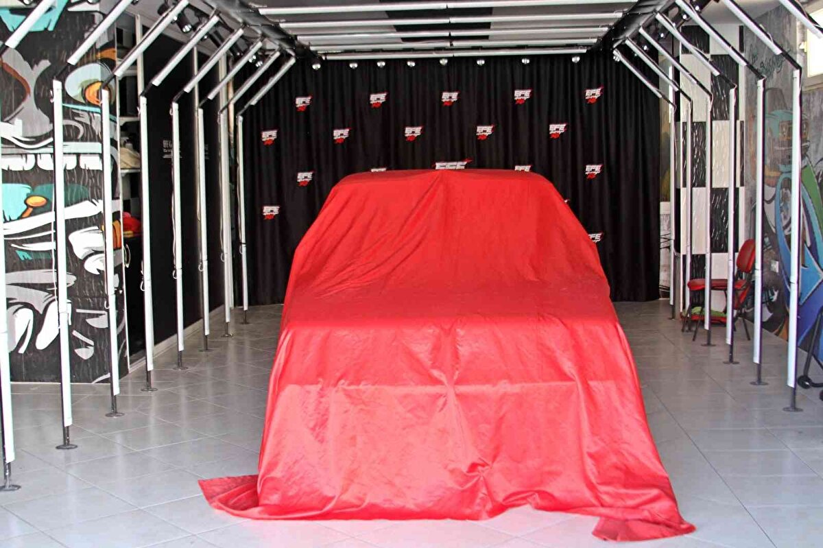 Son olarak, ilginç araba sevdasını haberlerden takip eden şans oyunu talihlisi Murat Tokmak, araçları görmek için Abdullah Şimşek'i ziyaret etti. Tokmak, otomobilleri görür görmez çok beğendi ve Şimşek'e bordo olan aracı almak istediğini söyledi. İkili arasında 3 ay boyunca ‘satmam-alırım' çekişmesi sonucu, Şimşek aracına normal değerinin üstünde 130 bin lira değer biçti. Tokmak ise fiyatı hemen kabul edip, aracı çekiciye yükleyip noterin yolunu tuttu.<br><br>