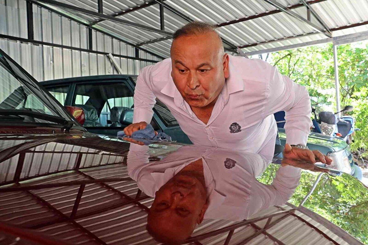 Konyaaltı ilçesi Aşağıkaraman Mahallesi’nde oto yıkamacılık yapan 2 çocuk babası Abdullah Şimşek, 3 yıl önce parça ve boyası değişmeyen iki orijinal Doğan SLX marka otomobili satın aldı.<br><br>