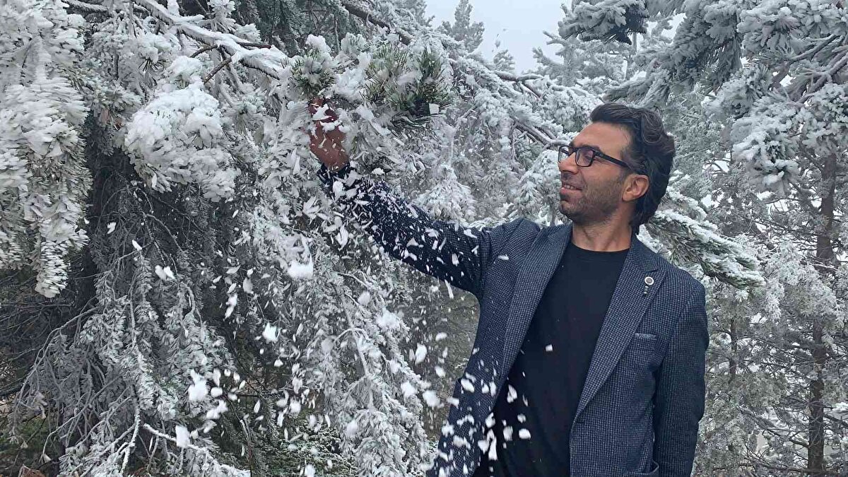 Sarıkamış’ta kristal karın yağdığını ifade eden bir otelin Genel Müdürü Mehmet Saraçoğlu, “Sarıkamış Kayak Merkezi’ndeyiz, Dünya’da sadece iki yerde olan Alplerde ve Sarıkamış’ta kristal kar yağdı. Ağaçlar kristal kar ile kaplandı. Muazzam bir görüntü var” dedi.<br><br>