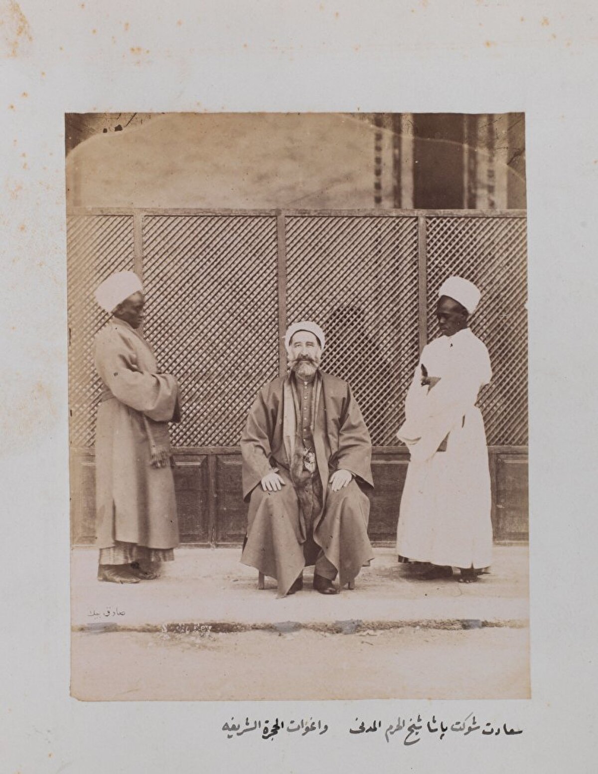 Mescid-i Nebevî’nin şeyhülharemi Şevket Paşa, Hücre-i Saâdet’in (Resûl-i Ekrem’in defnedildiği Hz. Âişe’nin odası) iki harem ağasıyla birlikte.