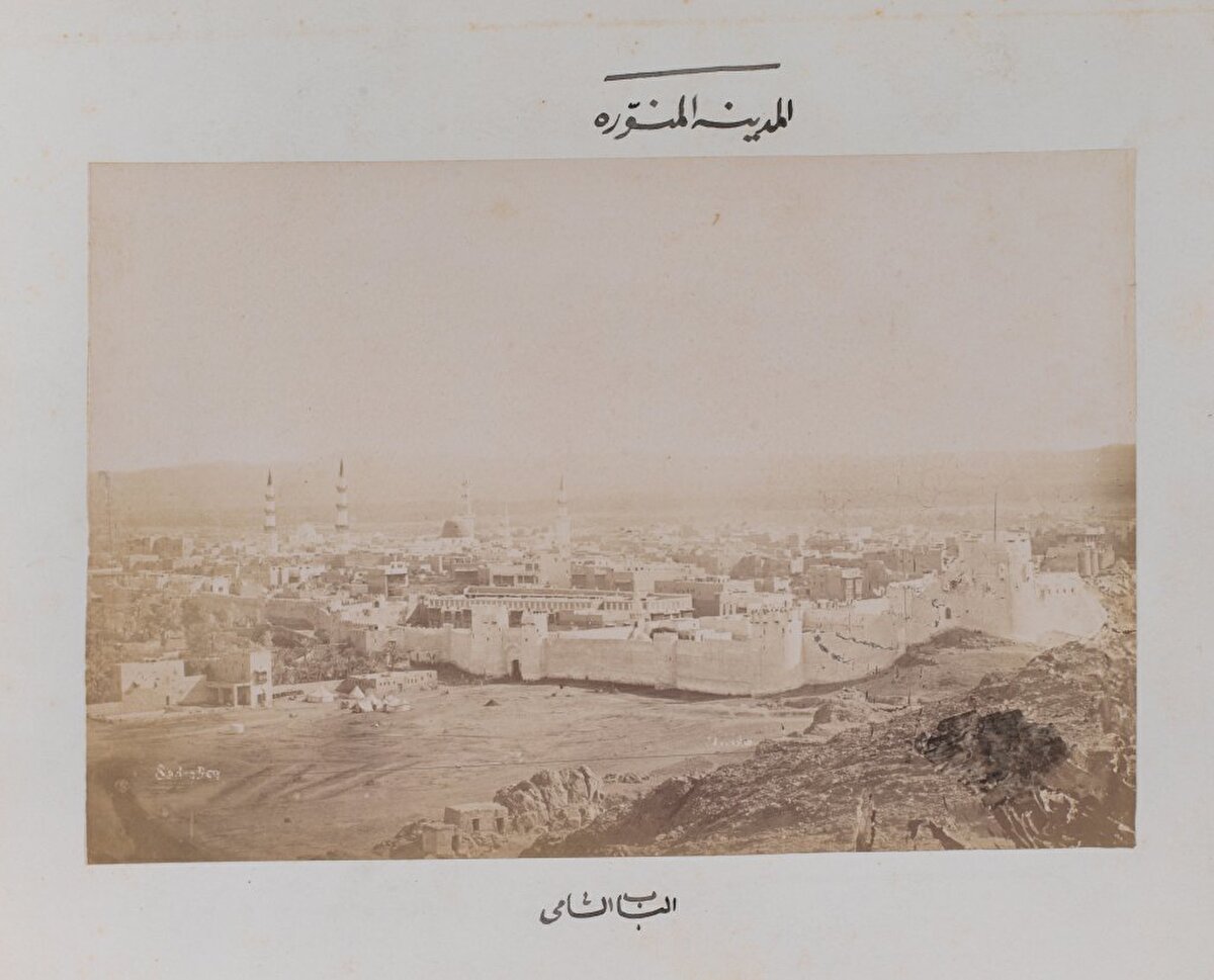 <br>Kanûnî Sultan Süleyman döneminde yenilenen Medine surlarının dışarıyla ilişkisini sağlayan dört kapısı vardı. Bu kapılardan biri olan Şam kapısı. 17. ve 18. yüzyıllarda kısmen tamirat gören sur ve iç kale 1868’de tamamen yenilenerek sayıları kırka tamamlanan burçların yüksekliği 25 metreye çıkarıldı. Medine surlarının günümüze kalıntıları dahi ulaşmamıştır.