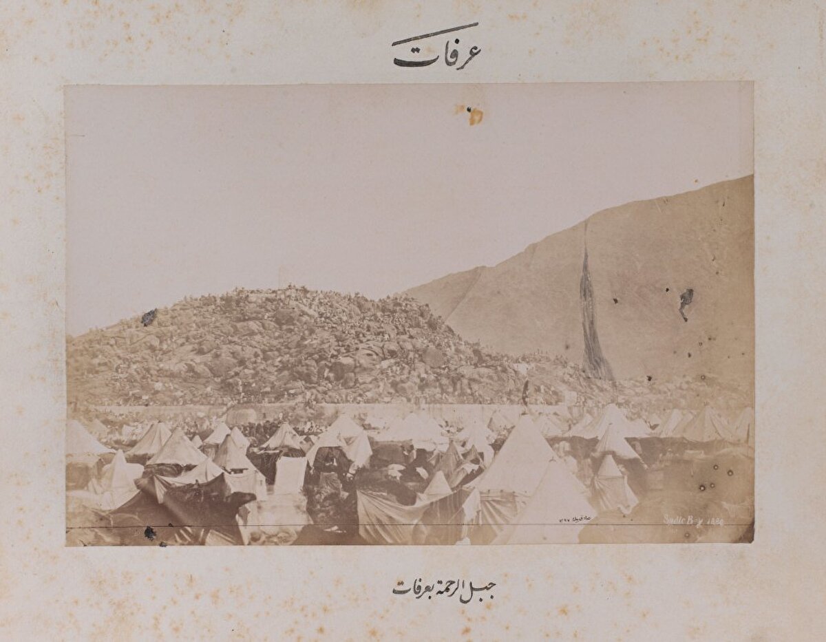 Arafat Dağı. Kelime olarak “bilme, anlama, tanıma” ve “güzel koku” gibi mânalara gelen bir kökten türemiş olan bu yere Arafat adının veriliş sebebi kesin olarak bilinmemekle birlikte dünyanın her tarafından gelen insanların bu yerde birbirleriyle görüşüp tanışmaları veya günahlarını itiraf ederek Allah’tan af dilemeleri, af dileyenlerin affedilmelerinden sonra günah kirlerinden temizlenip Allah katında güzel bir kokuya sahip olmaları sebebiyle bu adın verildiği de ileri sürülen görüşler arasındadır.