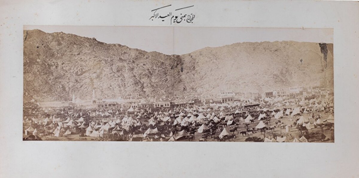 Harem sınırları içinde bulunan şeytan taşlama, kurban kesme, bayram günlerinde konaklama gibi hac ibadetlerinin (menâsik) yapıldığı Mina’dan bir kare.