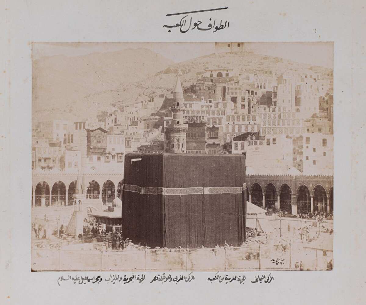 Kâbe’yi tavaf eden hacılar.