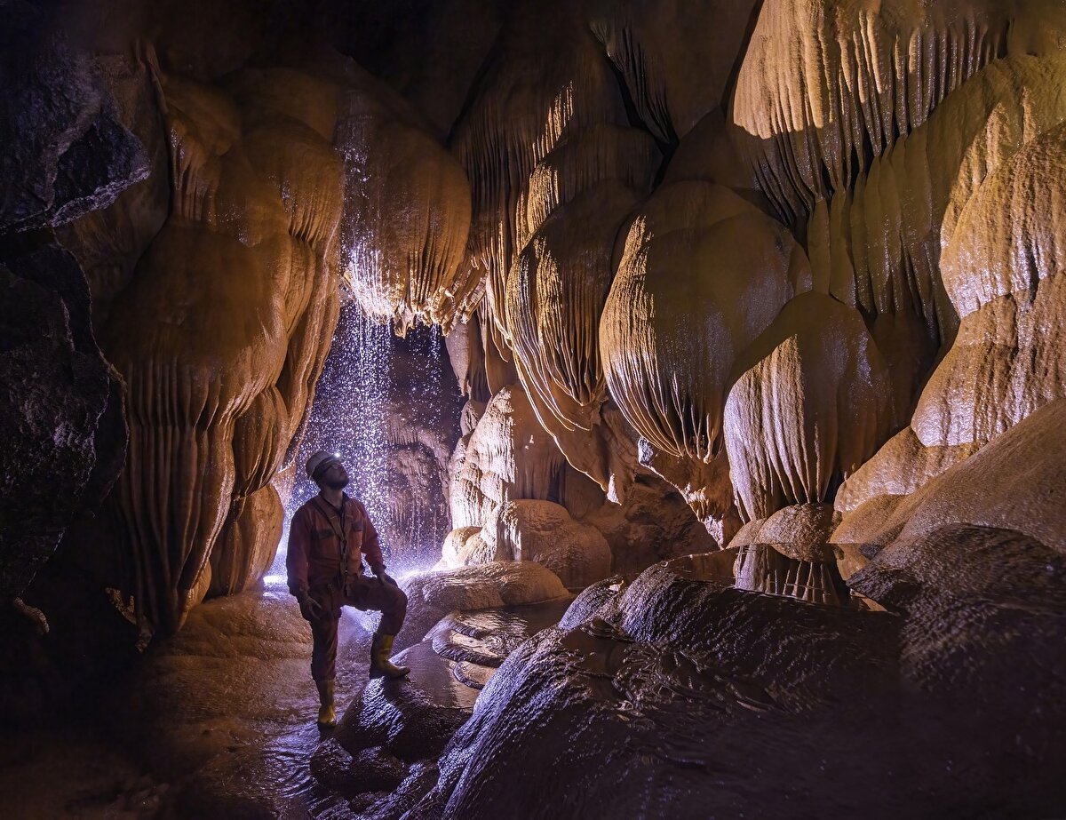 ulak (Mencilis) Mağarasında esrarengiz bir not bulan Doğa Araştırmacısı Cemil Belder, “Yaptığım mağara araştırmasında en dikkat çeken detay 2 bin 150’nci metrede mağaranın sağ duvarına yazılan Osmanlıca harfler oldu. Yazıları gördüğümde ilk bakışta ne olduğunu anlayamadım. Daha sonra notta ne yazdığını araştırmak için fotoğrafladım. Safranbolu Tarihi çarşıda bulunan Türbealtı Cami görevlisi Hattat Usame Yakışır'ın okuma ve tercüme kısmında yeterli bilgiye sahip olduğu için kendisinden destek istedim. Notta ‘1261 (1845 Miladi) İkiniz orada mısınız? Biz burada (sizi) arıyoruz. Feyzi - İzzet.’ yazdığını söyledi. Hattattan aldığım tercüme karşısında kısa süreli şok yaşadım. Açıkçası sadece isim ve yıl tercümesi beklerken bir mesaj içeren yazı ile karşılaştım ve bunu beklemiyordum. Zaten bu duvarda eski yazılar görmek bile oldukça şaşırtıcı. Çünkü bu noktaya kadar bizler günümüzde yüksek pil kapasitesine sahip fenerler ile ancak ulaşabiliyoruz. O tarihte buraya kadar nasıl ulaşabildiler şaşırmamak mümkün değil” diye konuştu.